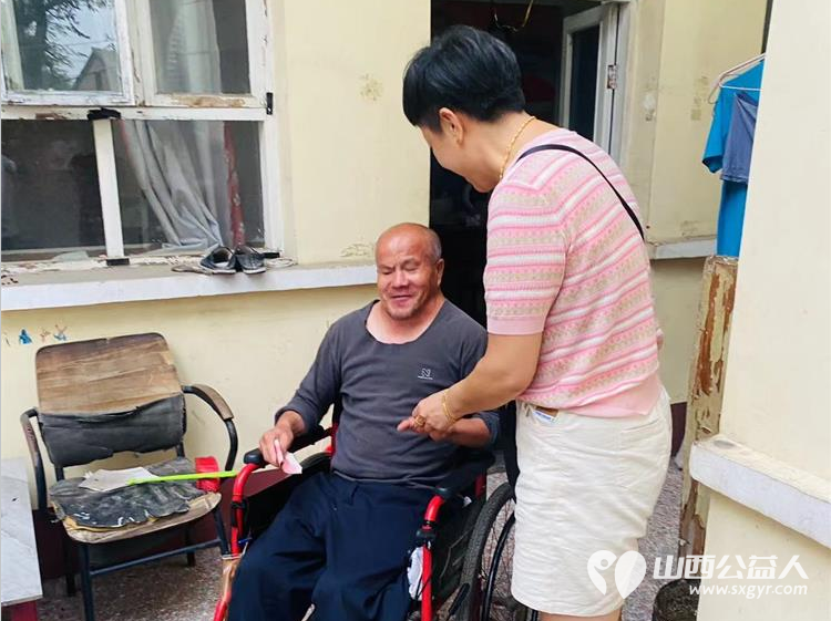 长治市思源公益协会会长王新丽去看望聋哑人贫困户资助了现金 - 第1张