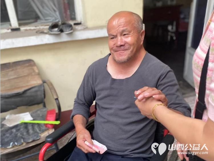 长治市思源公益协会会长王新丽去看望聋哑人贫困户资助了现金 - 第4张