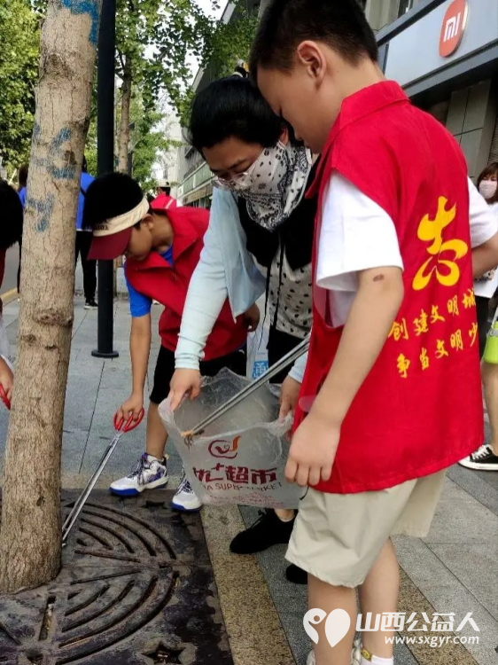 临汾市护苗爱心志愿服务队组织志愿者沿着解放西路人行道和绿化带展开了一场意义非凡的清城活动 - 第7张 - 山西公益人 临汾市护苗爱心志愿服务队组织志愿者沿着解放西路人行道和绿化带展开了一场意义非凡的清城活动 - 第7张