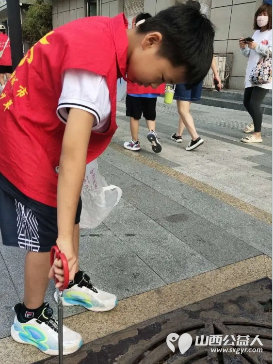 临汾市护苗爱心志愿服务队组织志愿者沿着解放西路人行道和绿化带展开了一场意义非凡的清城活动 - 第6张 - 山西公益人 临汾市护苗爱心志愿服务队组织志愿者沿着解放西路人行道和绿化带展开了一场意义非凡的清城活动 - 第6张
