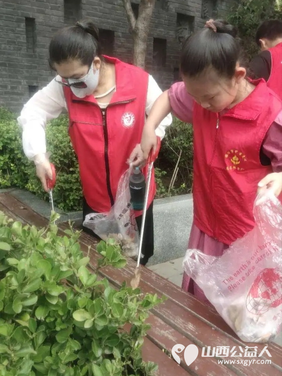 临汾市护苗爱心志愿服务队组织志愿者沿着解放西路人行道和绿化带展开了一场意义非凡的清城活动 - 第9张 - 山西公益人 临汾市护苗爱心志愿服务队组织志愿者沿着解放西路人行道和绿化带展开了一场意义非凡的清城活动 - 第9张