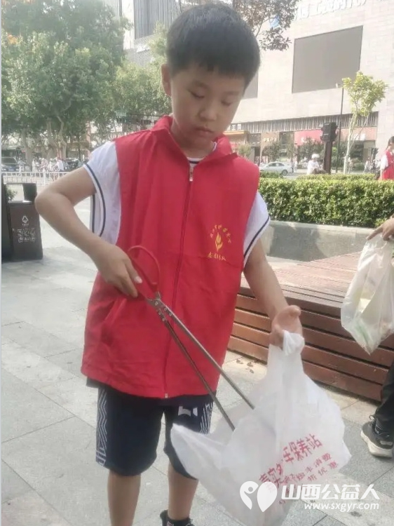临汾市护苗爱心志愿服务队组织志愿者沿着解放西路人行道和绿化带展开了一场意义非凡的清城活动 - 第8张 - 山西公益人 临汾市护苗爱心志愿服务队组织志愿者沿着解放西路人行道和绿化带展开了一场意义非凡的清城活动 - 第8张