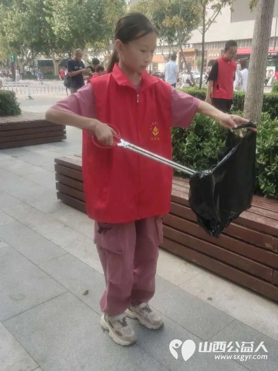临汾市护苗爱心志愿服务队组织志愿者沿着解放西路人行道和绿化带展开了一场意义非凡的清城活动 - 第15张 - 山西公益人 临汾市护苗爱心志愿服务队组织志愿者沿着解放西路人行道和绿化带展开了一场意义非凡的清城活动 - 第15张
