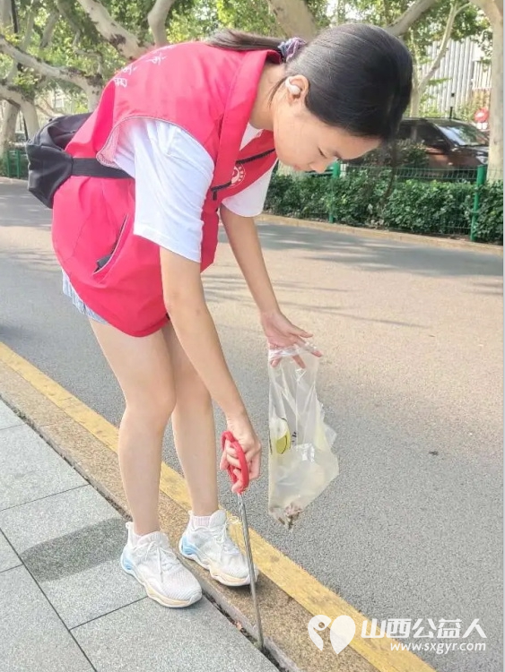 临汾市护苗爱心志愿服务队组织志愿者沿着解放西路人行道和绿化带展开了一场意义非凡的清城活动 - 第14张 - 山西公益人 临汾市护苗爱心志愿服务队组织志愿者沿着解放西路人行道和绿化带展开了一场意义非凡的清城活动 - 第14张