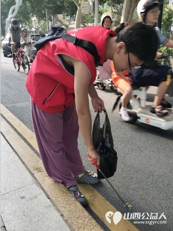 临汾市护苗爱心志愿服务队组织志愿者沿着解放西路人行道和绿化带展开了一场意义非凡的清城活动 - 第13张 - 山西公益人 临汾市护苗爱心志愿服务队组织志愿者沿着解放西路人行道和绿化带展开了一场意义非凡的清城活动 - 第13张