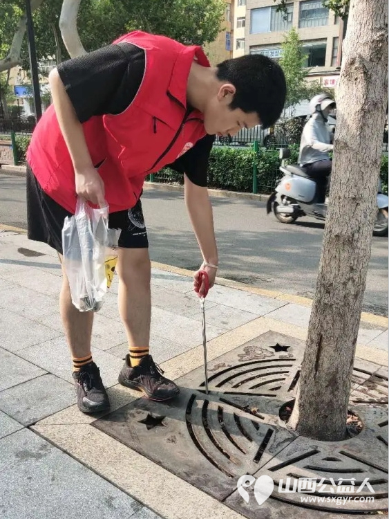 临汾市护苗爱心志愿服务队组织志愿者沿着解放西路人行道和绿化带展开了一场意义非凡的清城活动 - 第12张 - 山西公益人 临汾市护苗爱心志愿服务队组织志愿者沿着解放西路人行道和绿化带展开了一场意义非凡的清城活动 - 第12张