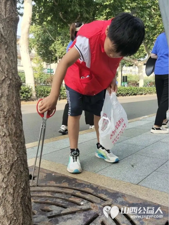 临汾市护苗爱心志愿服务队组织志愿者沿着解放西路人行道和绿化带展开了一场意义非凡的清城活动 - 第11张 - 山西公益人 临汾市护苗爱心志愿服务队组织志愿者沿着解放西路人行道和绿化带展开了一场意义非凡的清城活动 - 第11张