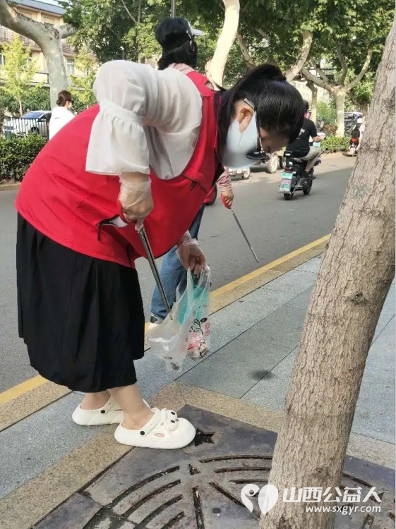 临汾市护苗爱心志愿服务队组织志愿者沿着解放西路人行道和绿化带展开了一场意义非凡的清城活动 - 第10张 - 山西公益人 临汾市护苗爱心志愿服务队组织志愿者沿着解放西路人行道和绿化带展开了一场意义非凡的清城活动 - 第10张