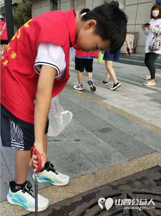 临汾市护苗爱心志愿服务队组织志愿者沿着解放西路人行道和绿化带展开了一场意义非凡的清城活动 - 第4张 - 山西公益人 临汾市护苗爱心志愿服务队组织志愿者沿着解放西路人行道和绿化带展开了一场意义非凡的清城活动 - 第4张