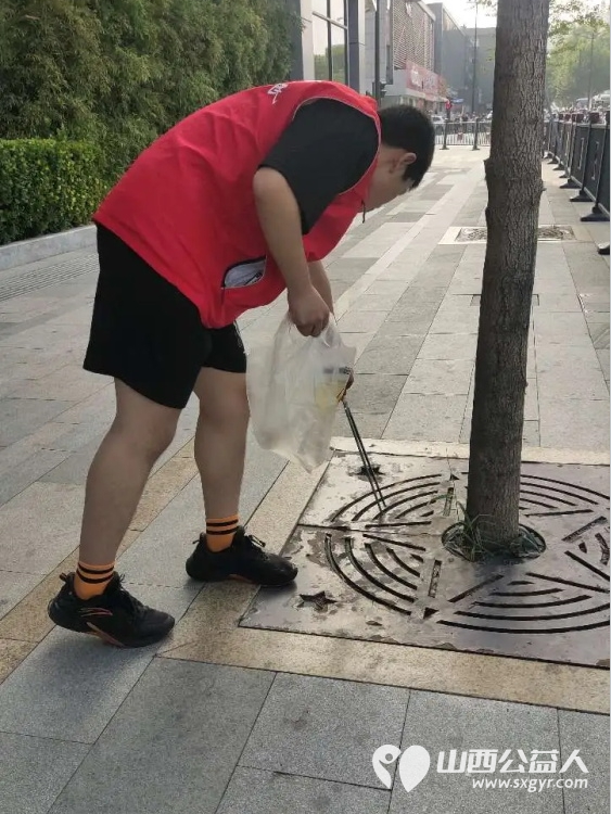 临汾市护苗爱心志愿服务队组织志愿者沿着解放西路人行道和绿化带展开了一场意义非凡的清城活动 - 第2张 - 山西公益人 临汾市护苗爱心志愿服务队组织志愿者沿着解放西路人行道和绿化带展开了一场意义非凡的清城活动 - 第2张