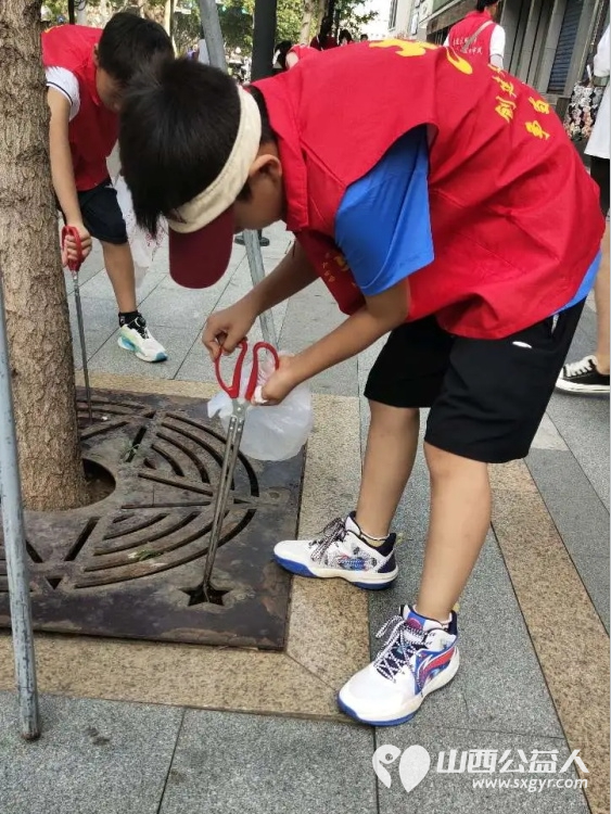 临汾市护苗爱心志愿服务队组织志愿者沿着解放西路人行道和绿化带展开了一场意义非凡的清城活动 - 第3张 - 山西公益人 临汾市护苗爱心志愿服务队组织志愿者沿着解放西路人行道和绿化带展开了一场意义非凡的清城活动 - 第3张