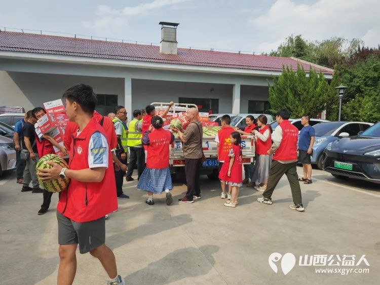 临汾市委宣传部市文明办组织好人模范和爱心人士慰问了坚守在高温一线的园林工人和公安交警,临汾市护苗爱心志愿服务队参加了活动 - 第9张 - 山西公益人 临汾市委宣传部市文明办组织好人模范和爱心人士慰问了坚守在高温一线的园林工人和公安交警,临汾市护苗爱心志愿服务队参加了活动 - 第9张