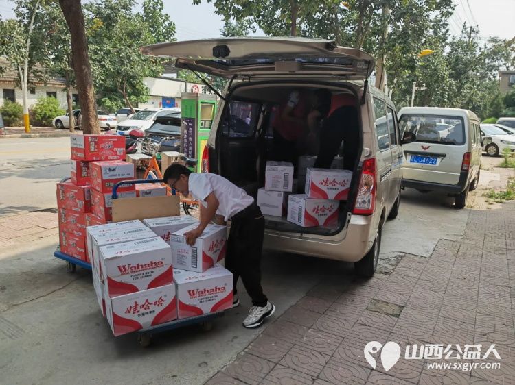 临汾市委宣传部市文明办组织好人模范和爱心人士慰问了坚守在高温一线的园林工人和公安交警,临汾市护苗爱心志愿服务队参加了活动 - 第10张 - 山西公益人 临汾市委宣传部市文明办组织好人模范和爱心人士慰问了坚守在高温一线的园林工人和公安交警,临汾市护苗爱心志愿服务队参加了活动 - 第10张