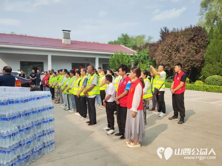 临汾市委宣传部市文明办组织好人模范和爱心人士慰问了坚守在高温一线的园林工人和公安交警,临汾市护苗爱心志愿服务队参加了活动 - 第3张 - 山西公益人 临汾市委宣传部市文明办组织好人模范和爱心人士慰问了坚守在高温一线的园林工人和公安交警,临汾市护苗爱心志愿服务队参加了活动 - 第3张