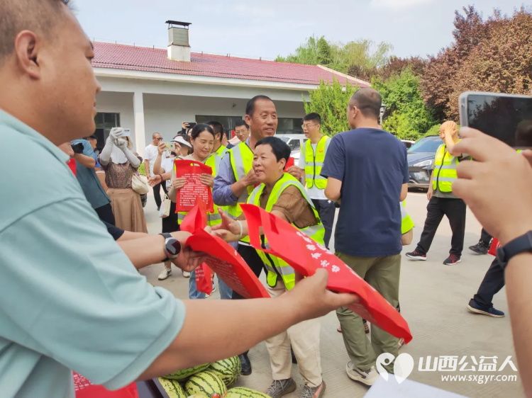 临汾市委宣传部市文明办组织好人模范和爱心人士慰问了坚守在高温一线的园林工人和公安交警,临汾市护苗爱心志愿服务队参加了活动 - 第7张 - 山西公益人 临汾市委宣传部市文明办组织好人模范和爱心人士慰问了坚守在高温一线的园林工人和公安交警,临汾市护苗爱心志愿服务队参加了活动 - 第7张