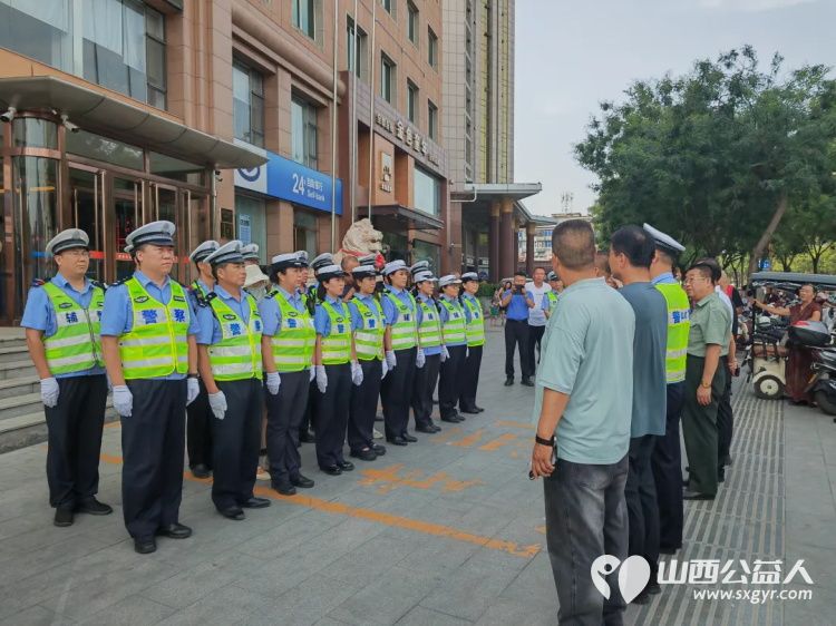 临汾市委宣传部市文明办组织好人模范和爱心人士慰问了坚守在高温一线的园林工人和公安交警,临汾市护苗爱心志愿服务队参加了活动 - 第4张 - 山西公益人 临汾市委宣传部市文明办组织好人模范和爱心人士慰问了坚守在高温一线的园林工人和公安交警,临汾市护苗爱心志愿服务队参加了活动 - 第4张