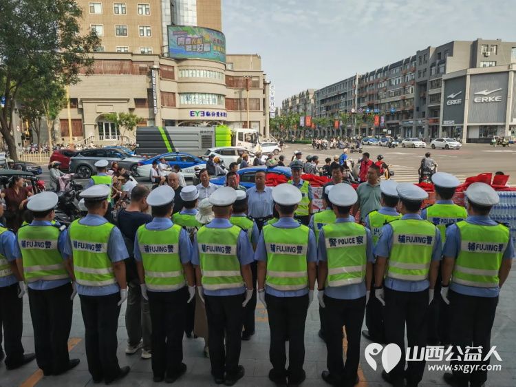 临汾市委宣传部市文明办组织好人模范和爱心人士慰问了坚守在高温一线的园林工人和公安交警,临汾市护苗爱心志愿服务队参加了活动 - 第5张 - 山西公益人 临汾市委宣传部市文明办组织好人模范和爱心人士慰问了坚守在高温一线的园林工人和公安交警,临汾市护苗爱心志愿服务队参加了活动 - 第5张