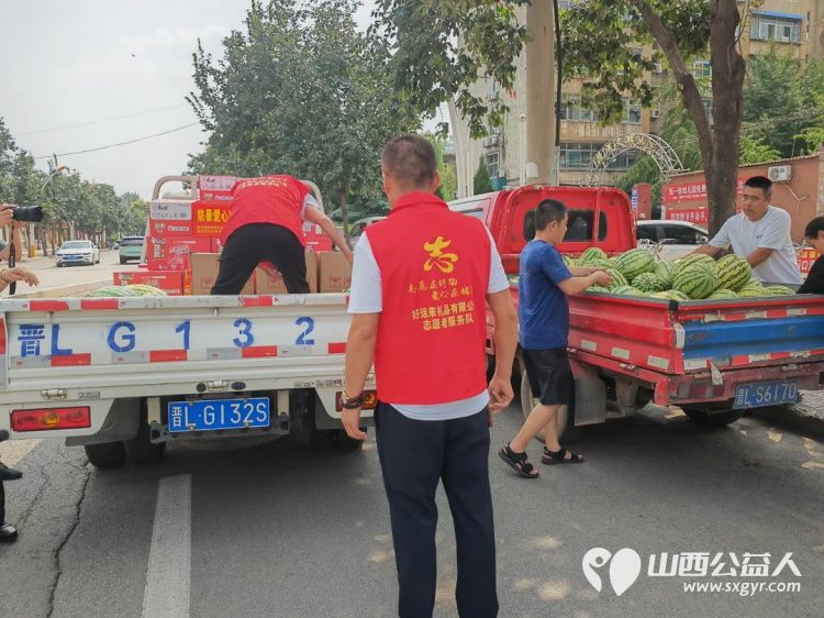 临汾市委宣传部市文明办组织好人模范和爱心人士慰问了坚守在高温一线的园林工人和公安交警,临汾市护苗爱心志愿服务队参加了活动 - 第6张 - 山西公益人 临汾市委宣传部市文明办组织好人模范和爱心人士慰问了坚守在高温一线的园林工人和公安交警,临汾市护苗爱心志愿服务队参加了活动 - 第6张