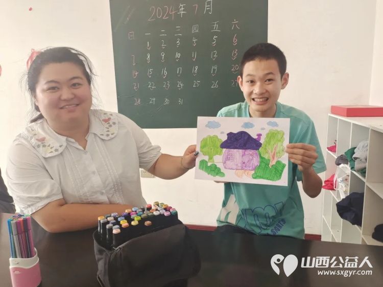 手拉手向前走画美陪伴更美 吕梁市离石区青年志愿者协会携手中国太平在吕梁市弘益心青年服务中心与心青年们开启了一场爱心之旅 - 第8张 - 山西公益人 手拉手向前走画美陪伴更美 吕梁市离石区青年志愿者协会携手中国太平在吕梁市弘益心青年服务中心与心青年们开启了一场爱心之旅 - 第8张
