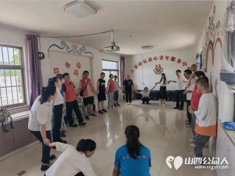 手拉手向前走画美陪伴更美 吕梁市离石区青年志愿者协会携手中国太平在吕梁市弘益心青年服务中心与心青年们开启了一场爱心之旅 - 第2张 - 山西公益人 手拉手向前走画美陪伴更美 吕梁市离石区青年志愿者协会携手中国太平在吕梁市弘益心青年服务中心与心青年们开启了一场爱心之旅 - 第2张