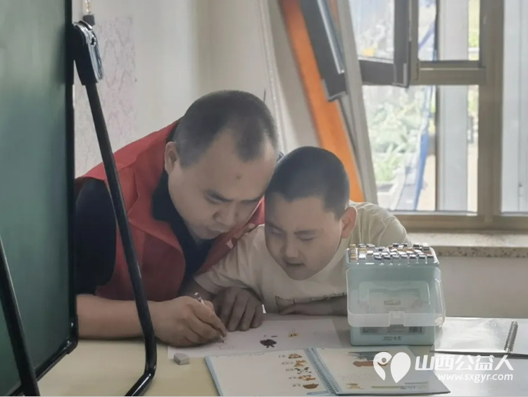 手拉手向前走画美陪伴更美 吕梁市离石区青年志愿者协会携手中国太平在吕梁市弘益心青年服务中心与心青年们开启了一场爱心之旅 - 第6张 - 山西公益人 手拉手向前走画美陪伴更美 吕梁市离石区青年志愿者协会携手中国太平在吕梁市弘益心青年服务中心与心青年们开启了一场爱心之旅 - 第6张
