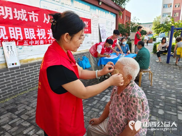 志愿服务进社区健康活动暖人心 介休市敬老协会走进北关街道彦博路社区永康嘉苑服务老人 - 第6张 - 山西公益人 志愿服务进社区健康活动暖人心 介休市敬老协会走进北关街道彦博路社区永康嘉苑服务老人 - 第6张