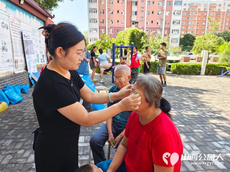 志愿服务进社区健康活动暖人心 介休市敬老协会走进北关街道彦博路社区永康嘉苑服务老人 - 第10张 - 山西公益人 志愿服务进社区健康活动暖人心 介休市敬老协会走进北关街道彦博路社区永康嘉苑服务老人 - 第10张