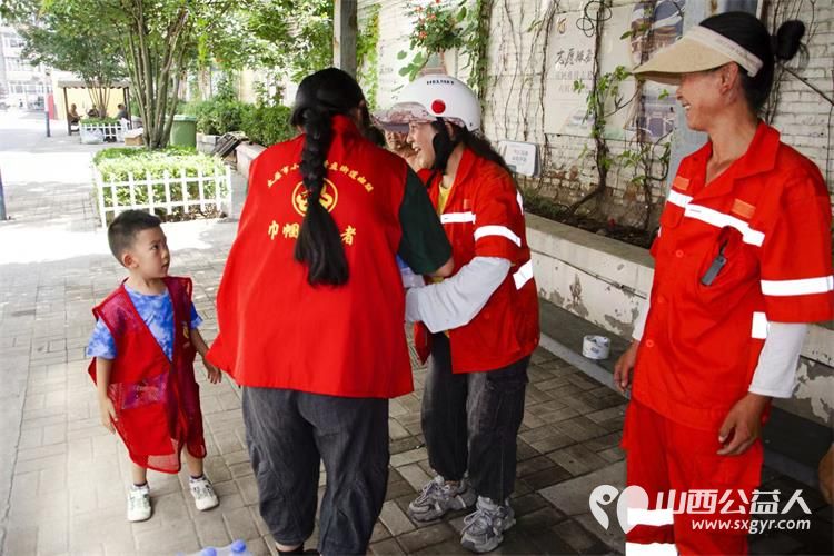 太原市小店区营盘街道南内环街二社区举行“省一天零用钱、送环卫工人一份清凉”的活动 - 第2张 - 山西公益人 太原市小店区营盘街道南内环街二社区举行“省一天零用钱、送环卫工人一份清凉”的活动 - 第2张
