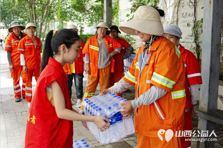 太原市小店区营盘街道南内环街二社区举行“省一天零用钱、送环卫工人一份清凉”的活动 - 第3张 - 山西公益人 太原市小店区营盘街道南内环街二社区举行“省一天零用钱、送环卫工人一份清凉”的活动 - 第3张