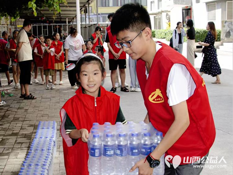 太原市小店区营盘街道南内环街二社区举行“省一天零用钱、送环卫工人一份清凉”的活动 - 第6张 - 山西公益人 太原市小店区营盘街道南内环街二社区举行“省一天零用钱、送环卫工人一份清凉”的活动 - 第6张