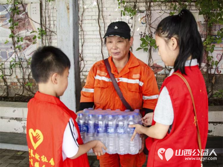太原市小店区营盘街道南内环街二社区举行“省一天零用钱、送环卫工人一份清凉”的活动 - 第5张 - 山西公益人 太原市小店区营盘街道南内环街二社区举行“省一天零用钱、送环卫工人一份清凉”的活动 - 第5张