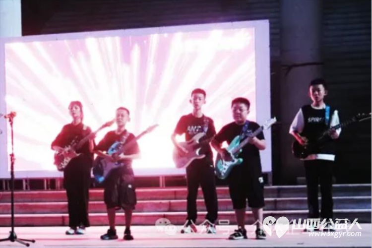 同庆建军佳节,共叙鱼水深情——介休市北关街道彦博路社区志愿者协会庆八一晚会圆满落幕 - 第7张 - 山西公益人 同庆建军佳节,共叙鱼水深情——介休市北关街道彦博路社区志愿者协会庆八一晚会圆满落幕 - 第7张