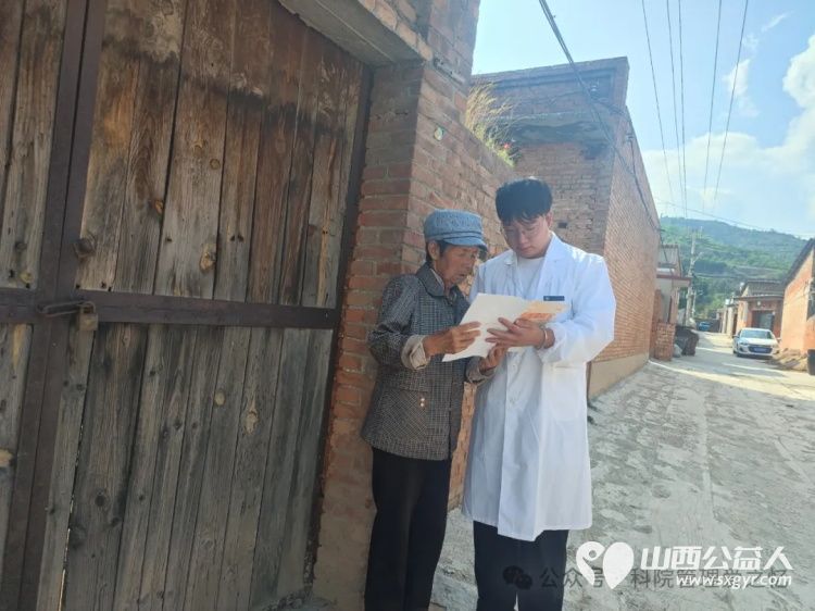 山西应用科技学院管理系爱之忆团队在吕梁方山县胡堡村开展“中医养生过夏日,知识宣讲送健康”惠民活动 - 第3张 - 山西公益人 山西应用科技学院管理系爱之忆团队在吕梁方山县胡堡村开展“中医养生过夏日,知识宣讲送健康”惠民活动 - 第3张