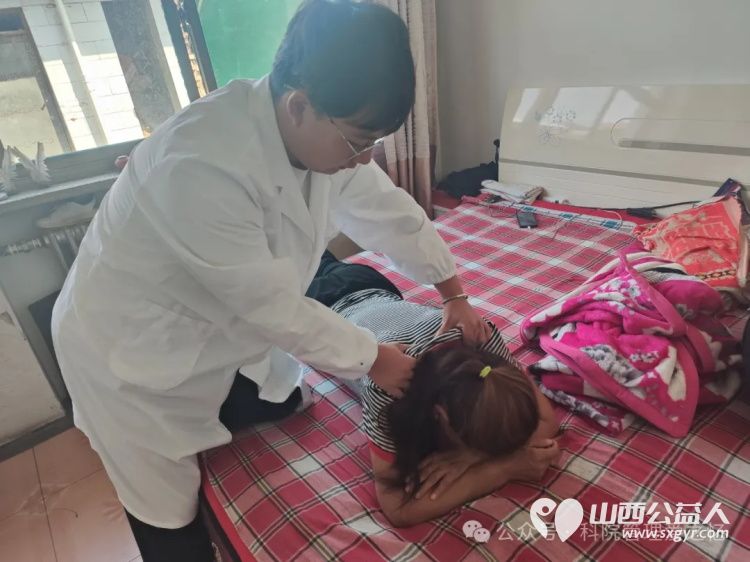 山西应用科技学院管理系爱之忆团队在吕梁方山县胡堡村开展“中医养生过夏日,知识宣讲送健康”惠民活动 - 第4张 - 山西公益人 山西应用科技学院管理系爱之忆团队在吕梁方山县胡堡村开展“中医养生过夏日,知识宣讲送健康”惠民活动 - 第4张