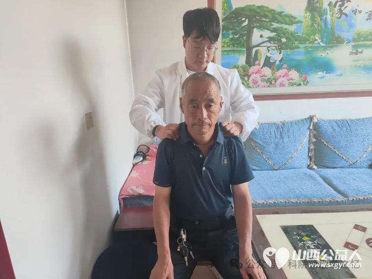 山西应用科技学院管理系爱之忆团队在吕梁方山县胡堡村开展“中医养生过夏日,知识宣讲送健康”惠民活动 - 第5张 - 山西公益人 山西应用科技学院管理系爱之忆团队在吕梁方山县胡堡村开展“中医养生过夏日,知识宣讲送健康”惠民活动 - 第5张