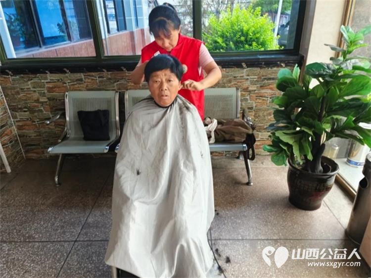 介休市敬老协会孝善行之敬老爱老助老行动志愿者走进义安镇北辛武村服务老人 - 第5张 - 山西公益人 介休市敬老协会孝善行之敬老爱老助老行动志愿者走进义安镇北辛武村服务老人 - 第5张