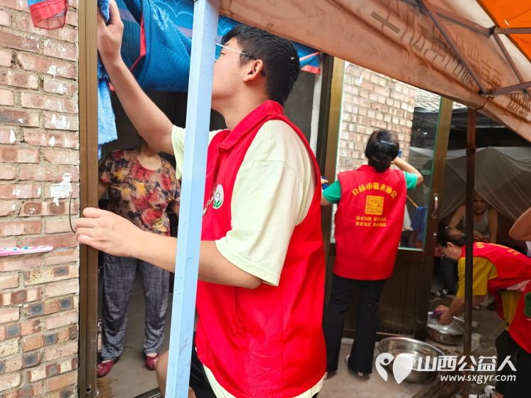 介休市敬老协会志愿者走进义安镇北辛武村入户84岁曹玉云家中帮助料理家务 - 第3张 - 山西公益人 介休市敬老协会志愿者走进义安镇北辛武村入户84岁曹玉云家中帮助料理家务 - 第3张