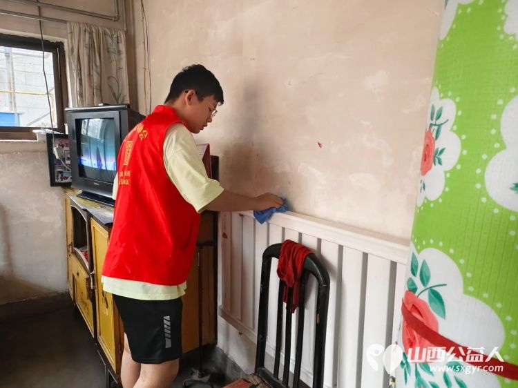 介休市敬老协会志愿者走进义安镇北辛武村入户84岁曹玉云家中帮助料理家务 - 第6张 - 山西公益人 介休市敬老协会志愿者走进义安镇北辛武村入户84岁曹玉云家中帮助料理家务 - 第6张