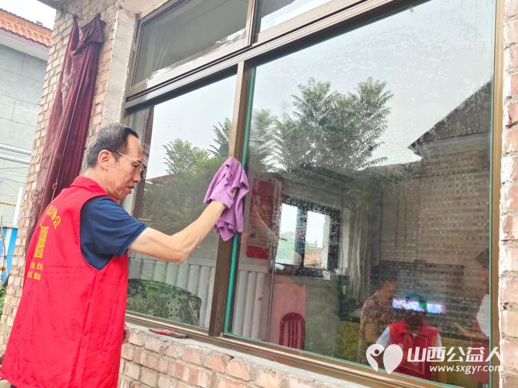 介休市敬老协会志愿者走进义安镇北辛武村入户84岁曹玉云家中帮助料理家务 - 第2张 - 山西公益人 介休市敬老协会志愿者走进义安镇北辛武村入户84岁曹玉云家中帮助料理家务 - 第2张