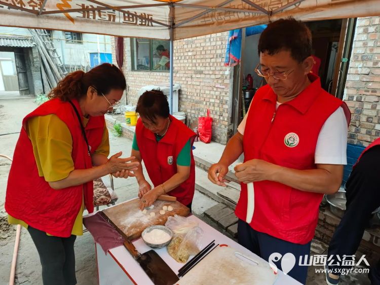 介休市敬老协会志愿者走进义安镇北辛武村入户84岁曹玉云家中帮助料理家务 - 第9张 - 山西公益人 介休市敬老协会志愿者走进义安镇北辛武村入户84岁曹玉云家中帮助料理家务 - 第9张