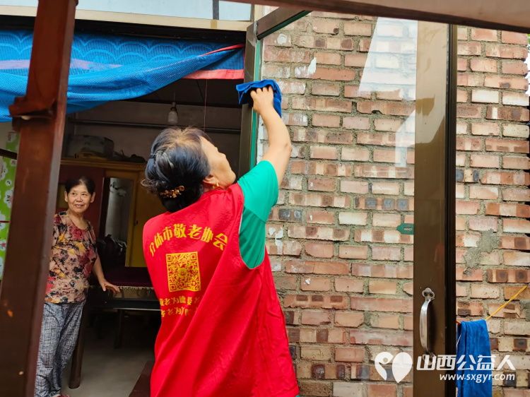 介休市敬老协会志愿者走进义安镇北辛武村入户84岁曹玉云家中帮助料理家务 - 第5张 - 山西公益人 介休市敬老协会志愿者走进义安镇北辛武村入户84岁曹玉云家中帮助料理家务 - 第5张