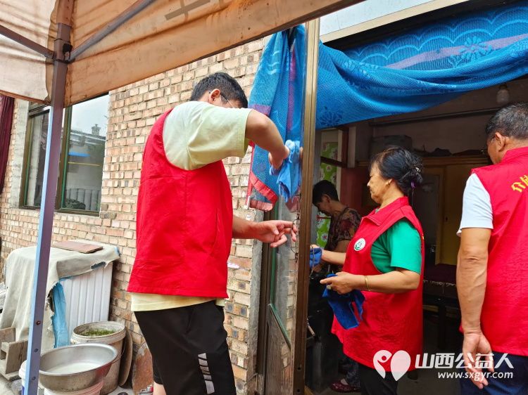 介休市敬老协会志愿者走进义安镇北辛武村入户84岁曹玉云家中帮助料理家务 - 第4张 - 山西公益人 介休市敬老协会志愿者走进义安镇北辛武村入户84岁曹玉云家中帮助料理家务 - 第4张