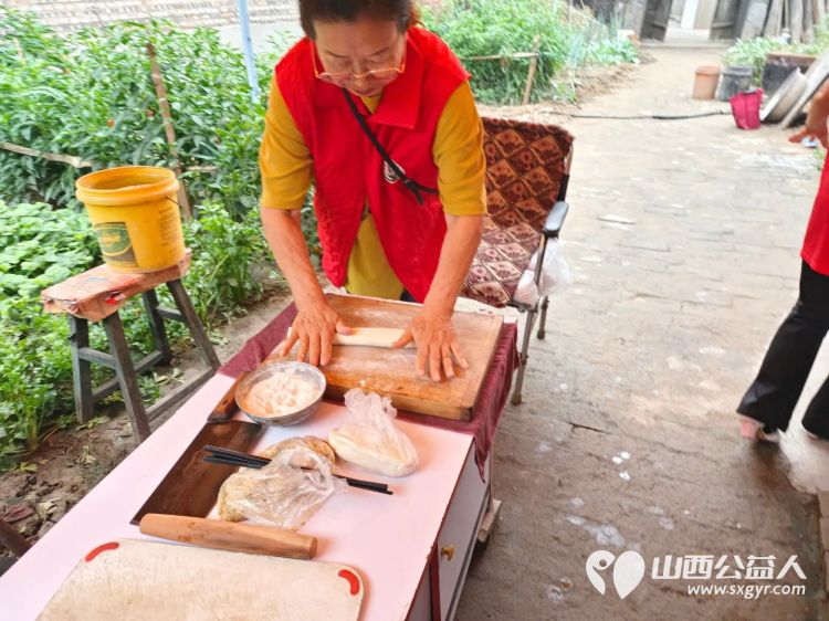 介休市敬老协会志愿者走进义安镇北辛武村入户84岁曹玉云家中帮助料理家务 - 第10张 - 山西公益人 介休市敬老协会志愿者走进义安镇北辛武村入户84岁曹玉云家中帮助料理家务 - 第10张