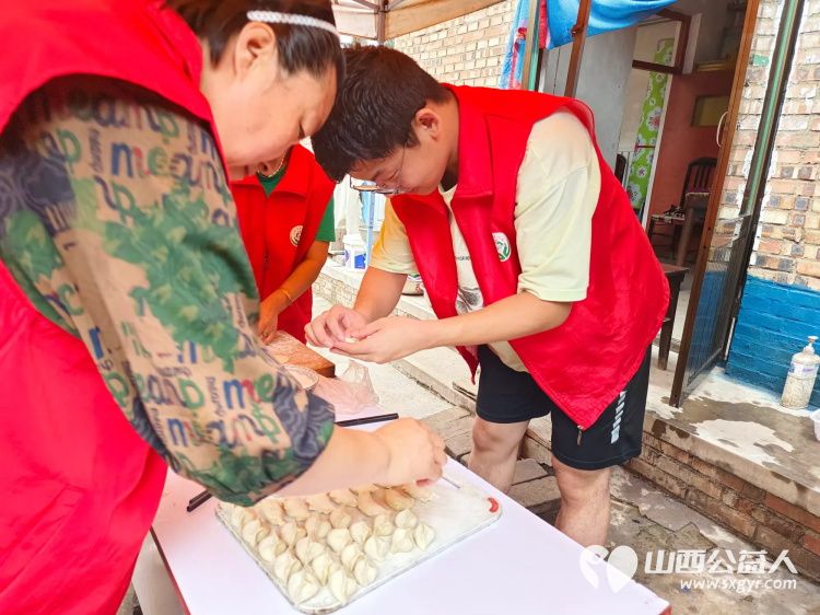 介休市敬老协会志愿者走进义安镇北辛武村入户84岁曹玉云家中帮助料理家务 - 第8张 - 山西公益人 介休市敬老协会志愿者走进义安镇北辛武村入户84岁曹玉云家中帮助料理家务 - 第8张