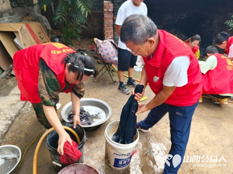 介休市敬老协会志愿者走进义安镇北辛武村入户76岁脑梗低保杨三儿家帮助料理家务 - 第3张 - 山西公益人 介休市敬老协会志愿者走进义安镇北辛武村入户76岁脑梗低保杨三儿家帮助料理家务 - 第3张