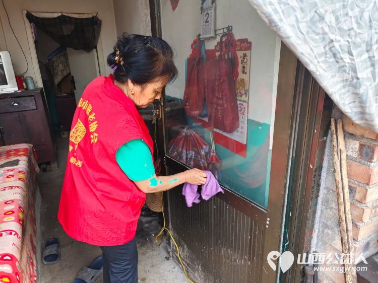 介休市敬老协会志愿者走进义安镇北辛武村入户76岁脑梗低保杨三儿家帮助料理家务 - 第6张 - 山西公益人 介休市敬老协会志愿者走进义安镇北辛武村入户76岁脑梗低保杨三儿家帮助料理家务 - 第6张