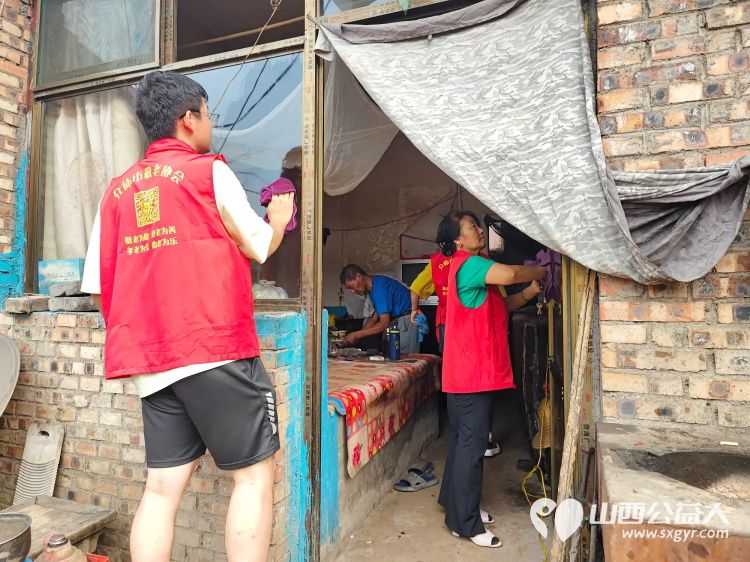 介休市敬老协会志愿者走进义安镇北辛武村入户76岁脑梗低保杨三儿家帮助料理家务 - 第9张 - 山西公益人 介休市敬老协会志愿者走进义安镇北辛武村入户76岁脑梗低保杨三儿家帮助料理家务 - 第9张