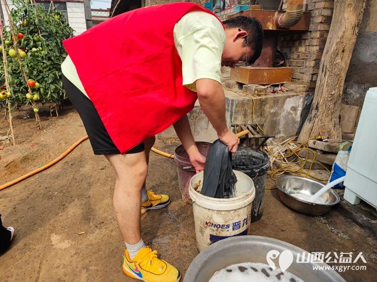 介休市敬老协会志愿者走进义安镇北辛武村入户76岁脑梗低保杨三儿家帮助料理家务 - 第4张 - 山西公益人 介休市敬老协会志愿者走进义安镇北辛武村入户76岁脑梗低保杨三儿家帮助料理家务 - 第4张