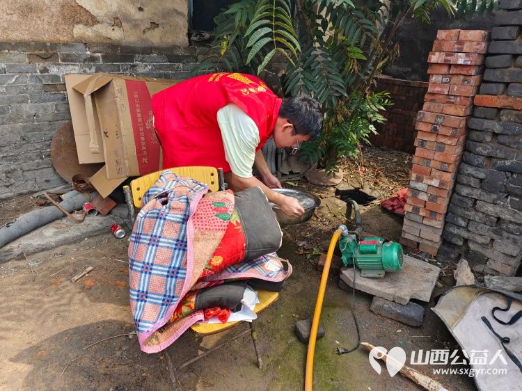 介休市敬老协会志愿者走进义安镇北辛武村入户76岁脑梗低保杨三儿家帮助料理家务 - 第8张 - 山西公益人 介休市敬老协会志愿者走进义安镇北辛武村入户76岁脑梗低保杨三儿家帮助料理家务 - 第8张