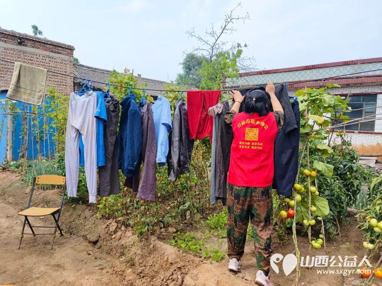 介休市敬老协会志愿者走进义安镇北辛武村入户76岁脑梗低保杨三儿家帮助料理家务 - 第5张 - 山西公益人 介休市敬老协会志愿者走进义安镇北辛武村入户76岁脑梗低保杨三儿家帮助料理家务 - 第5张